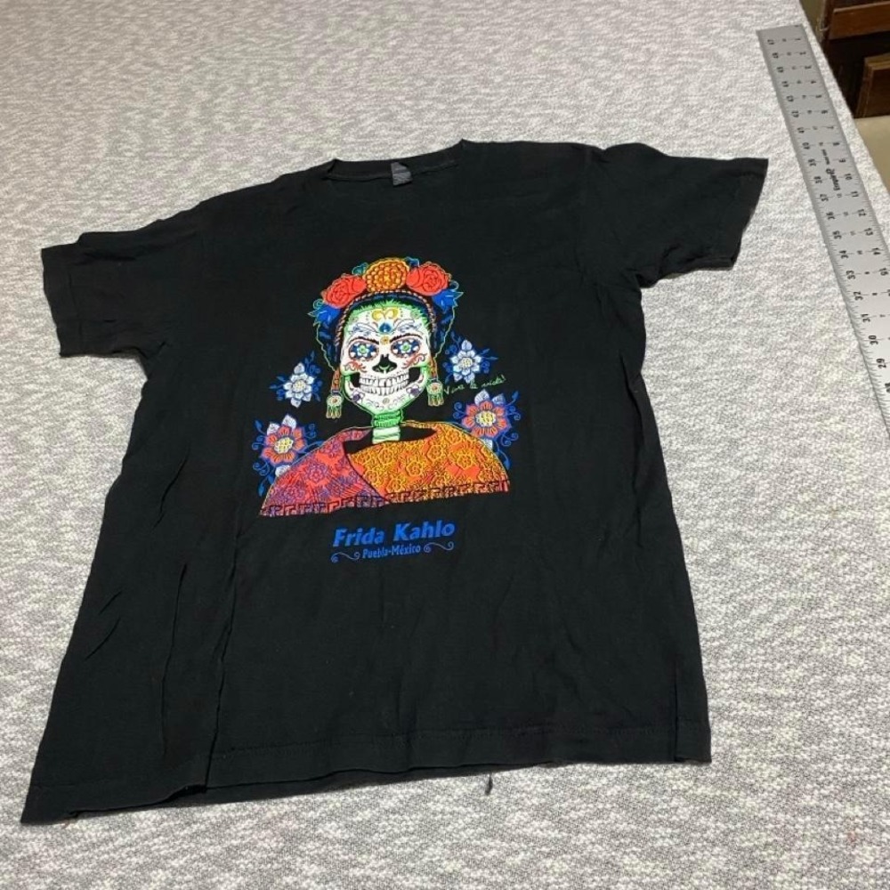 Frida Kahlo black t-shirt with Puebla Mexico theme Size M. SKU-A547